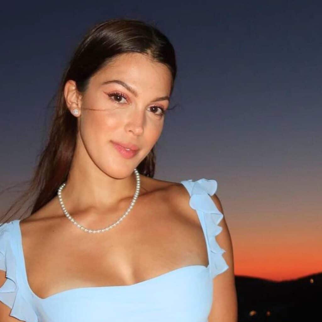 Iris Mittenaere : un internaute l'attaque sur son physique, elle réagit sans attendre