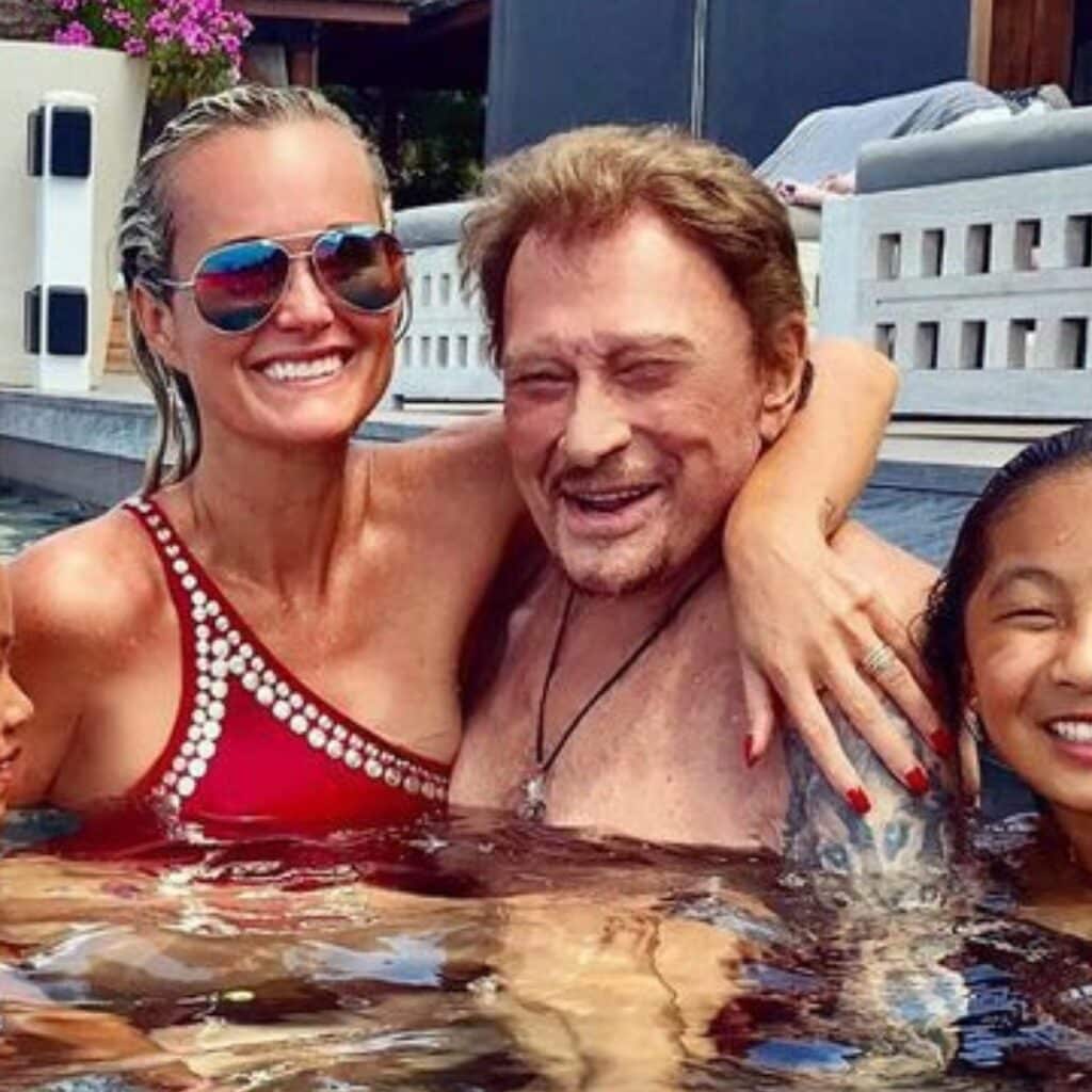 Laeticia Hallyday : en pleurs et recroquevillée, elle montre son hommage sur la tombe de Johnny