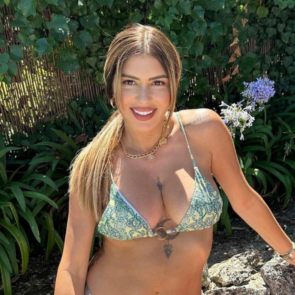 Sarah Lopez : accusée d'avoir abusé de la chirurgie, elle montre une photo d'elle plus jeune