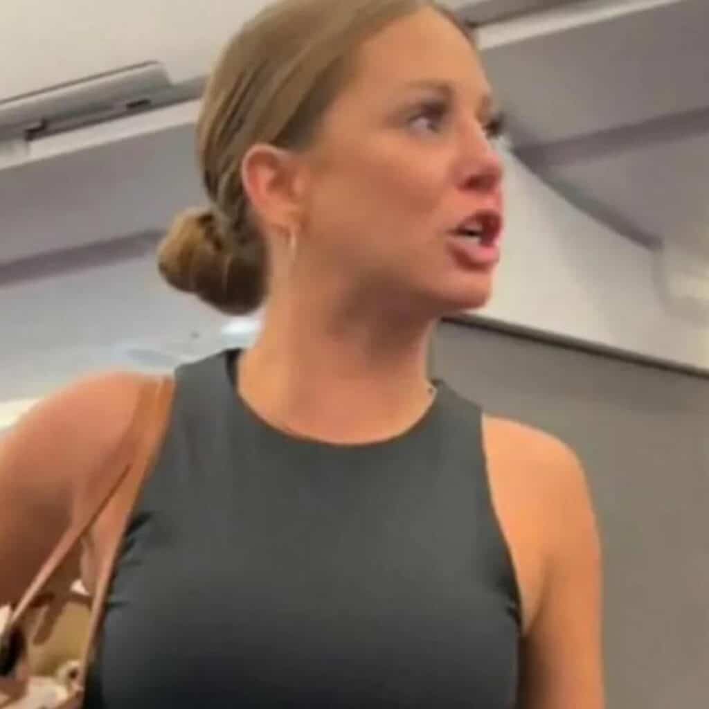 'Cet enfoiré n'est pas réel' : une étrange scène dans l'avion devient virale