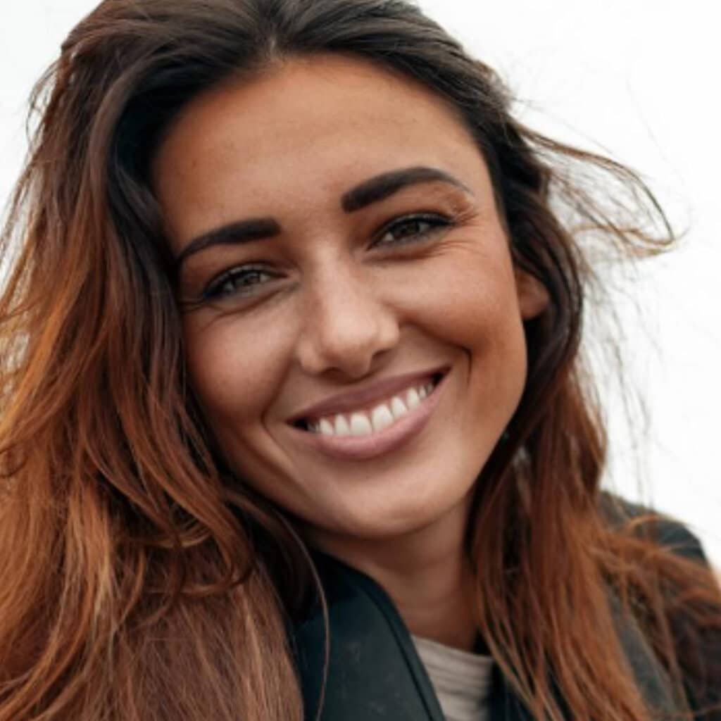 Delphine Wespiser : elle montre ses fesses et règle ses comptes avec ses haters