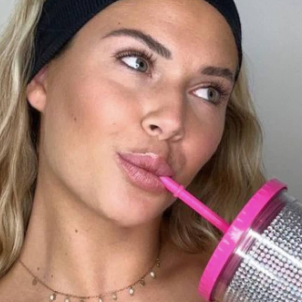 Cassandra Jullia : complexée par sa prise de poids sur le tournage des Cinquante, elle montre sa cellulite