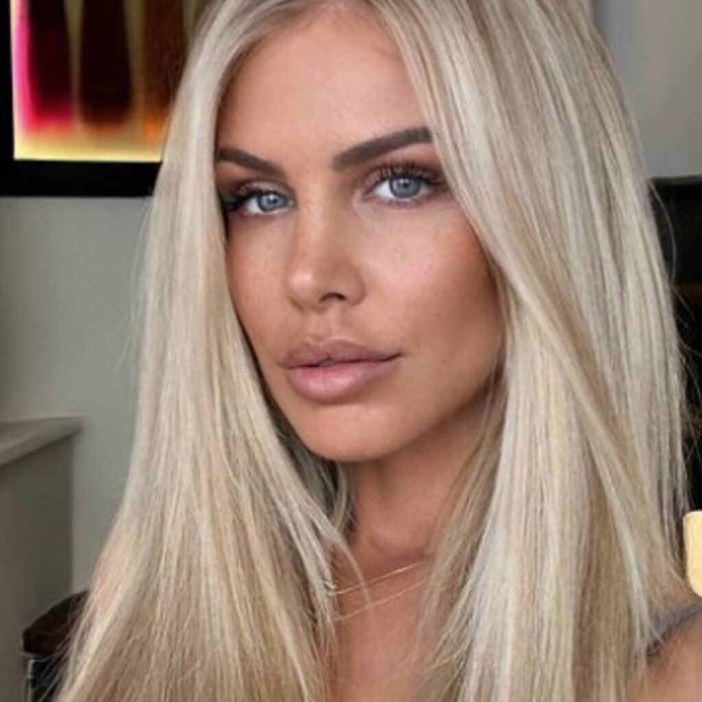 'Pourquoi en montrer autant ?' : Adixia se lâche et laisse échapper sa poitrine, les internautes voient rouge