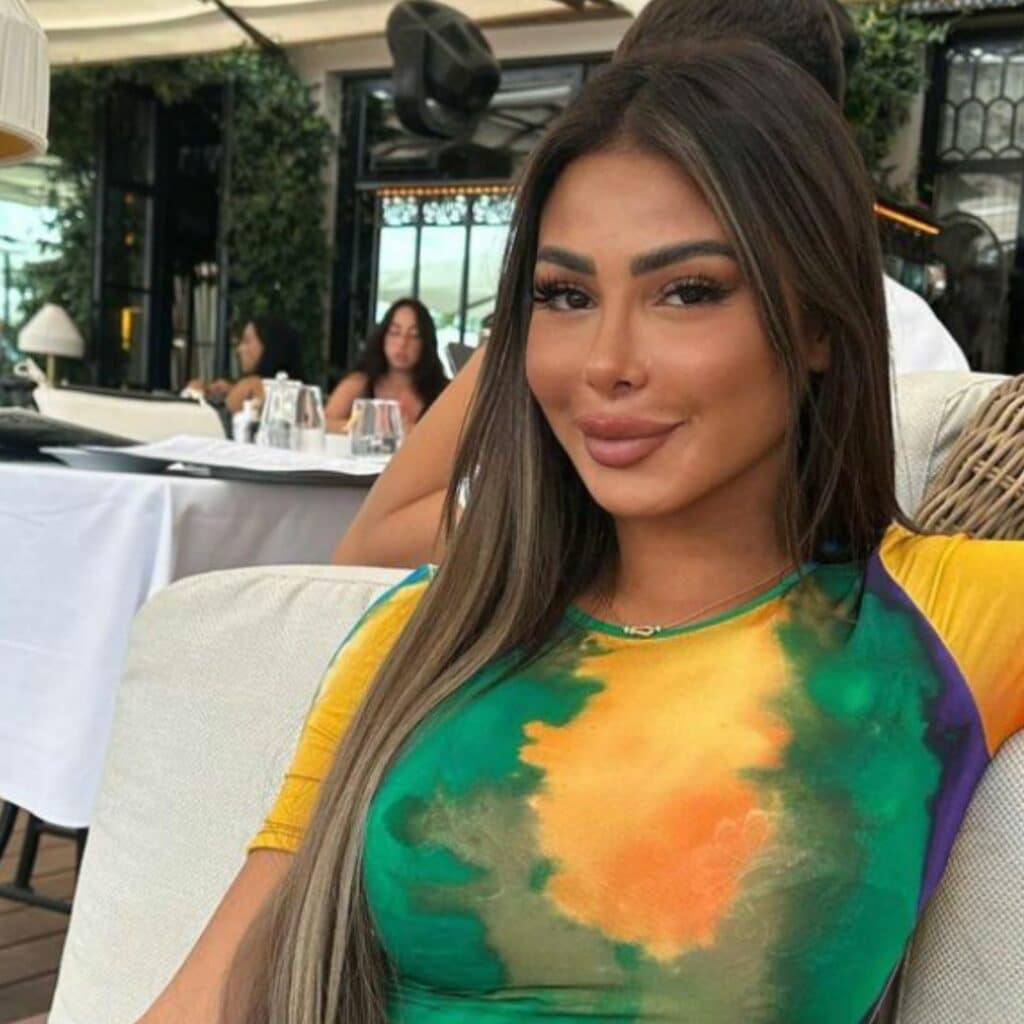 'Regardez la taille de ma boule' : Maeva Ghennam difforme à cause de ses chirurgies, elle s'inquiète
