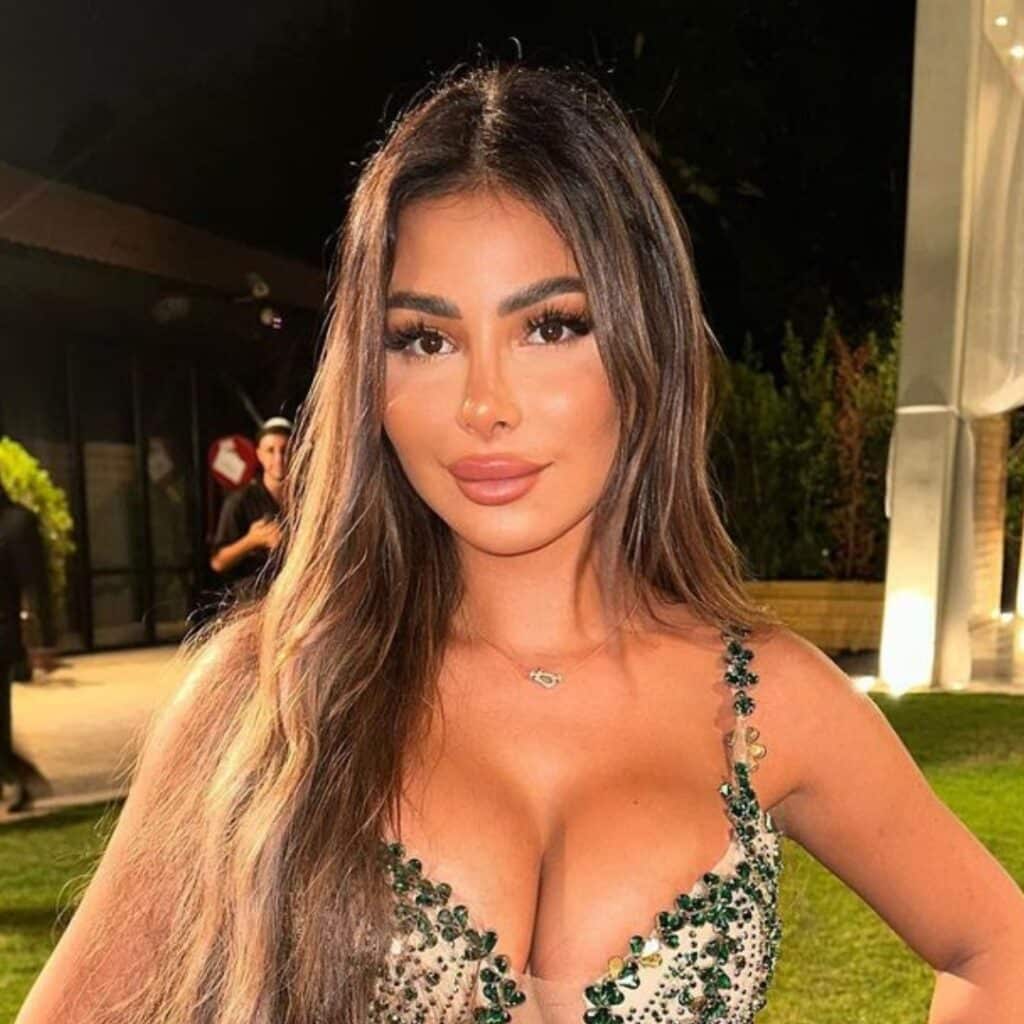 Maeva Ghennam : une photo d'elle devant une mosquée en Palestine interpelle les internautes