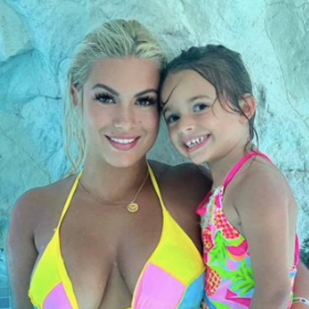 Carla Moreau : sa fille Ruby pose avec la nouvelle chérie de Kevin Guedj, elle réagit