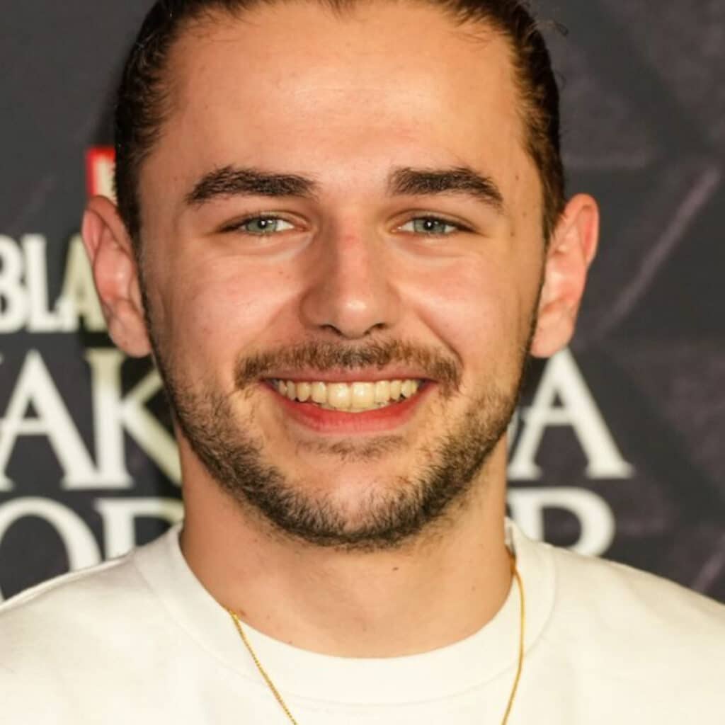 Julien Canaby (Star Academy) en couple : il officialise et se montre très proche de sa nouvelle compagne