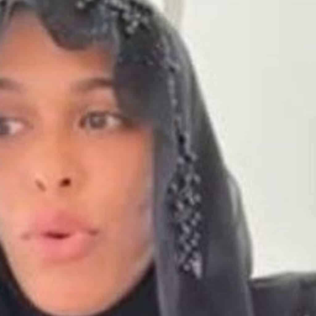 Séisme au Maroc : Ayem apparaît voilée sur une chaîne d'information, les internautes réagissent