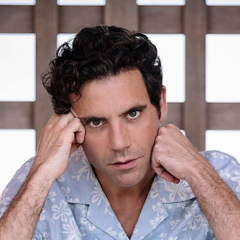Mika : victime de harcèlement à l'école, il revient sur son passé douloureux