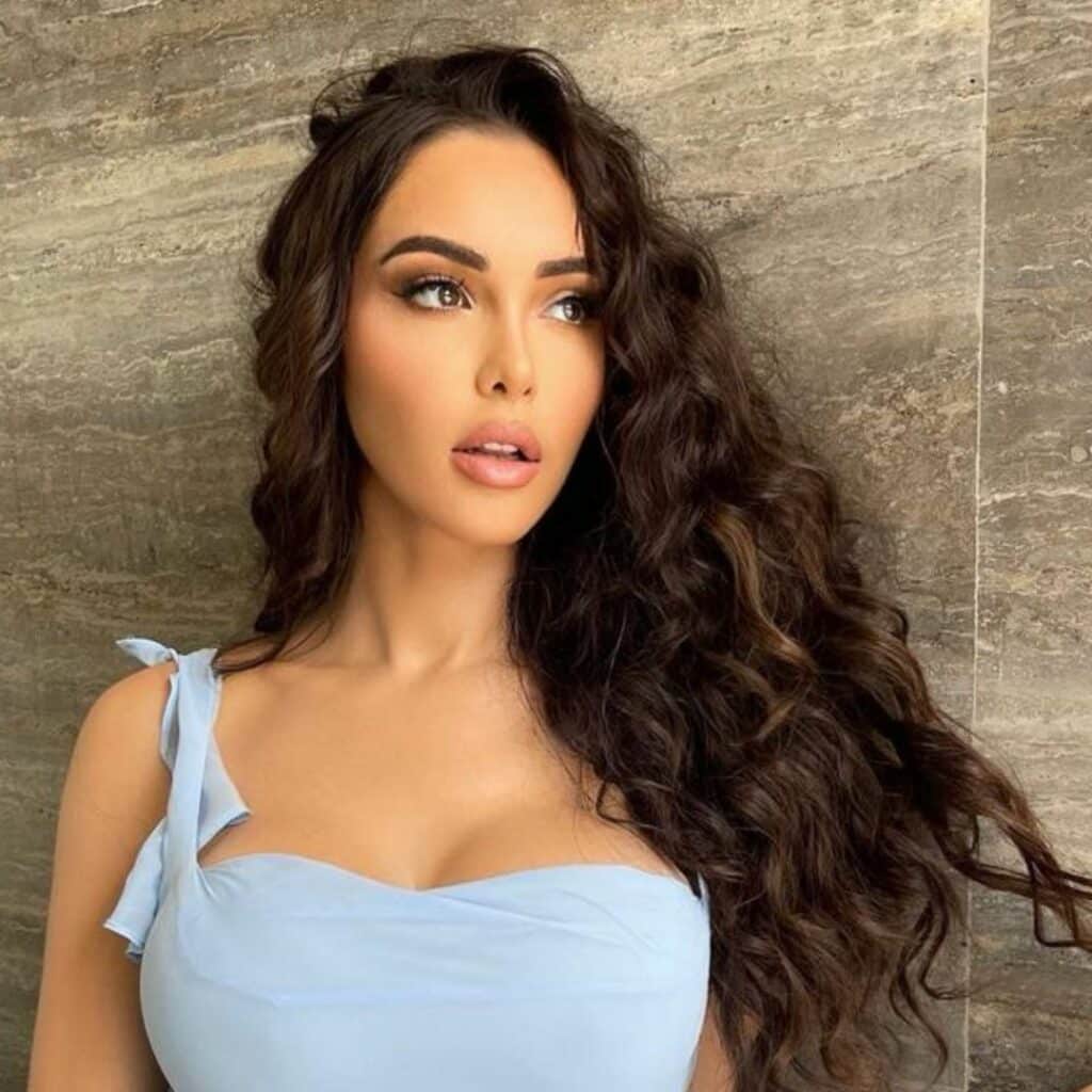 Nabilla : elle s'affiche un couteau à la main, les internautes lui tombent dessus