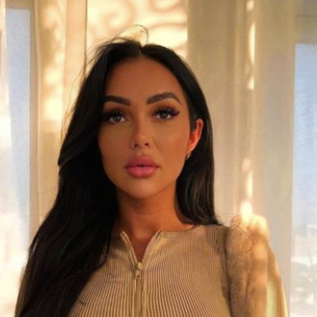 Fidji Ruiz : enceinte de son premier enfant ? Elle semble annoncer sa grossesse par mégarde