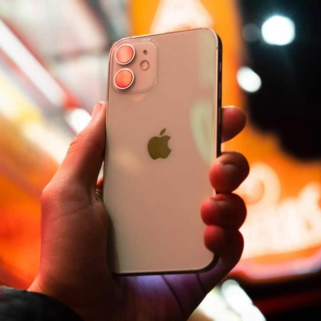 iPhone 12 : interdit à la vente en France, les raisons étonnent et se précisent