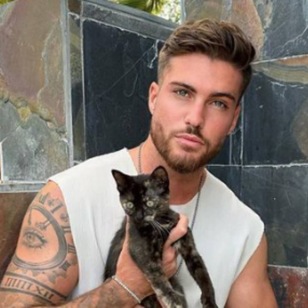 Giovanni Prat (Les Cinquante) : il officialise son couple avec une influenceuse brésilienne