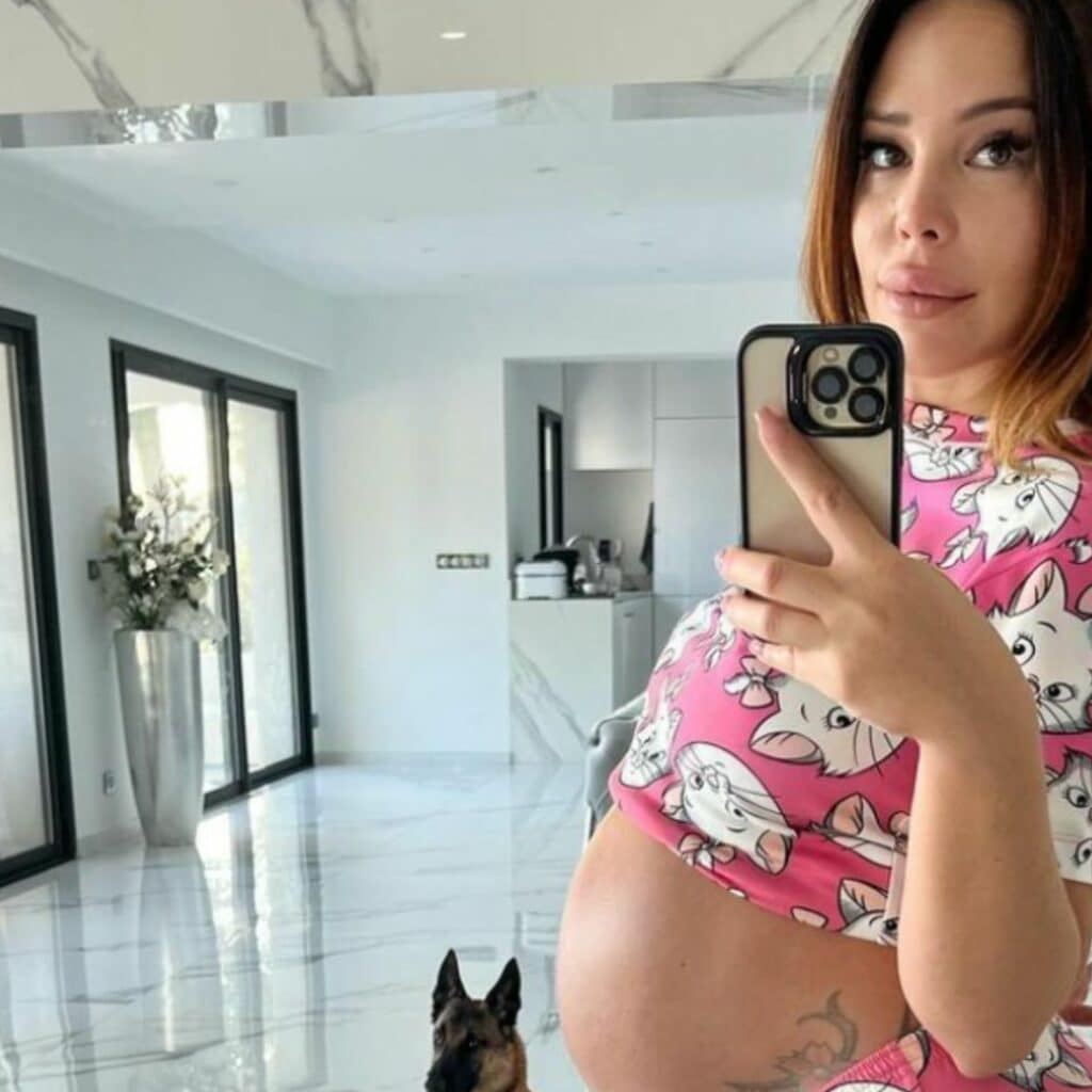 Kim Glow : enceinte de son premier enfant, elle annonce le prénom de sa fille avant l'accouchement