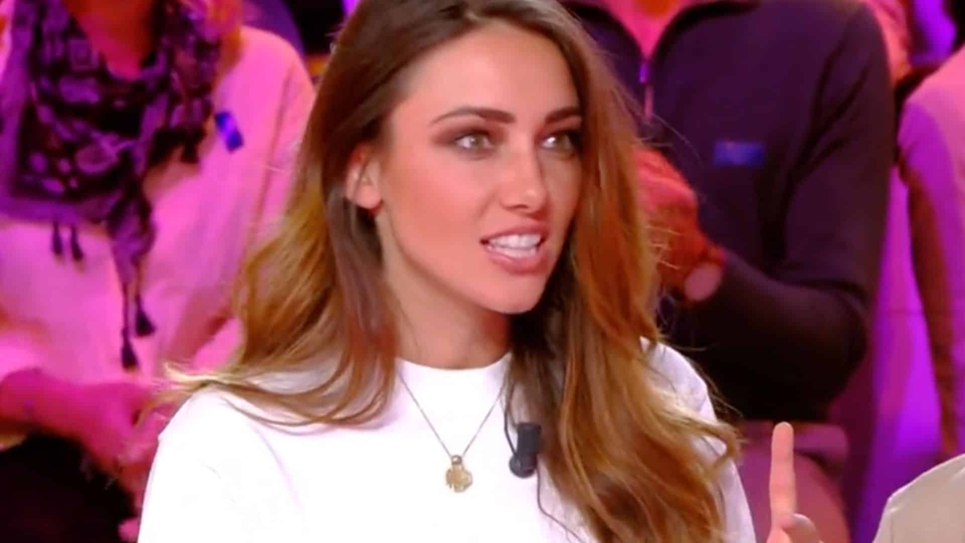 Delphine Wespiser : accident en direct sur TPMP, l'ex Miss France en montre presque trop