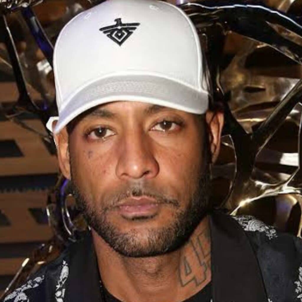 Booba : harcelé, il affiche une 'fan' qui squatte devant chez lui nuit et jour
