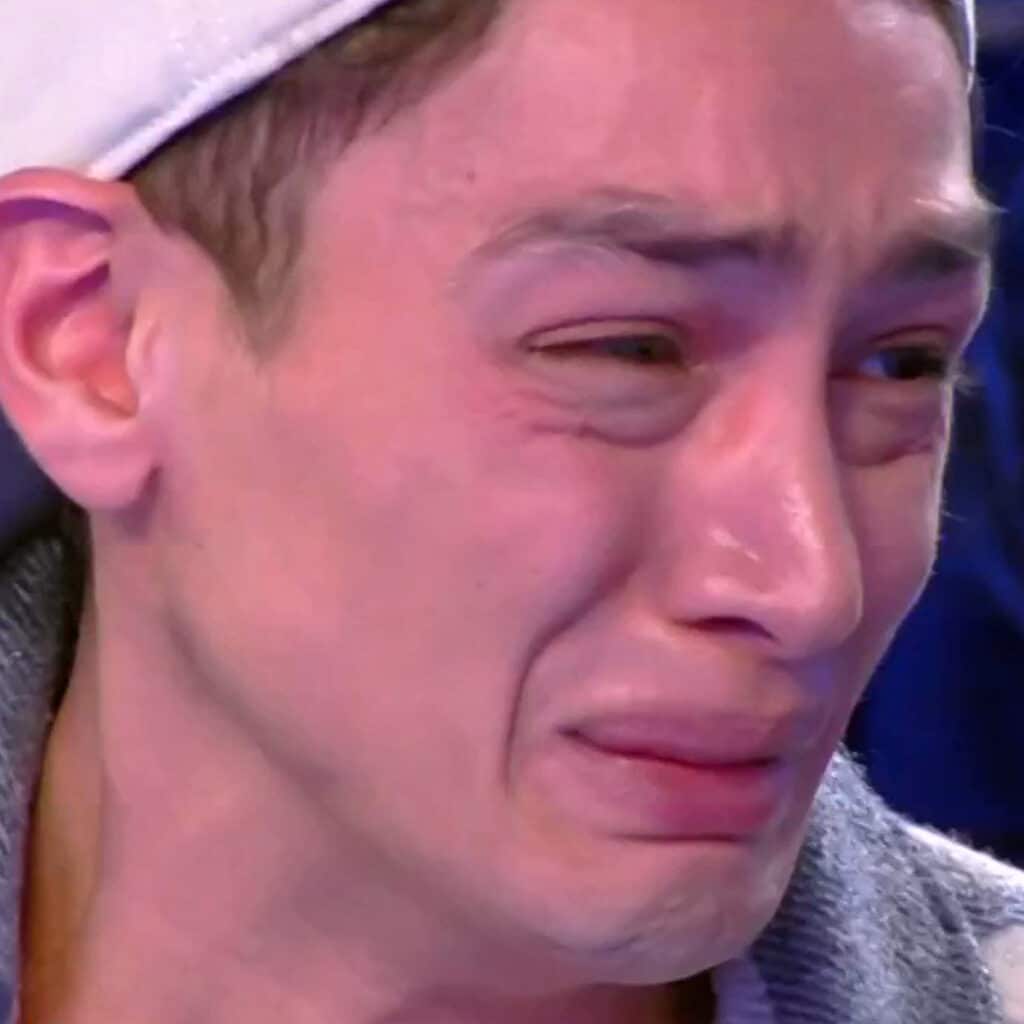 TPMP : Aqababe agressé par arme à feu, le blogueur témoigne en larmes et quitte le plateau