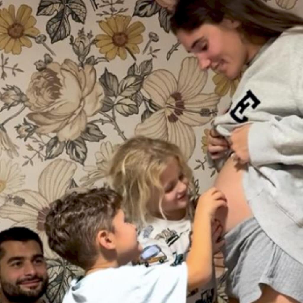 Jesta Hillmann : elle annonce être enceinte de son troisième enfant, une "grossesse compliquée"