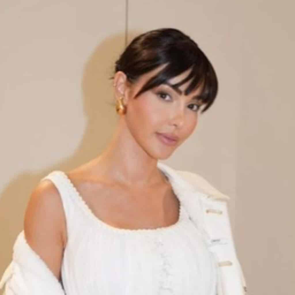 Nabilla Vergara : elle retouche une photo d'elle, son reflet dans le miroir la trahie