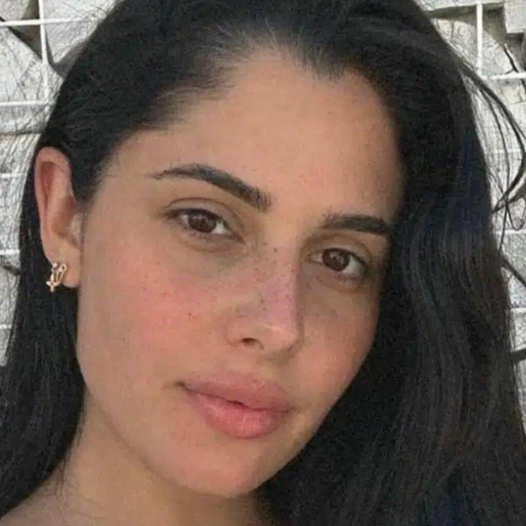 Coralie Porrovecchio : son brushing complètement raté, elle montre le résultat et affiche la coiffeuse