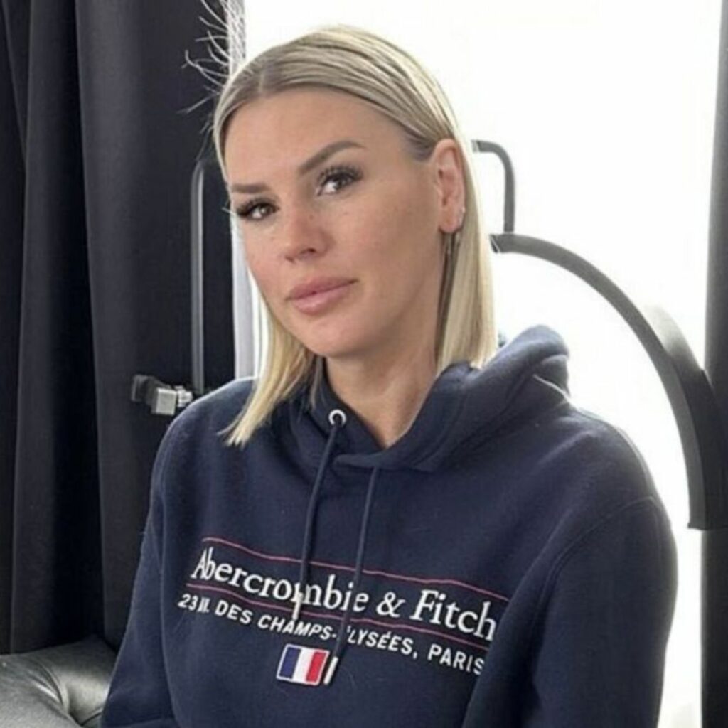 Amélie Neten : harcelée par un hater, elle lui répond sans filtre