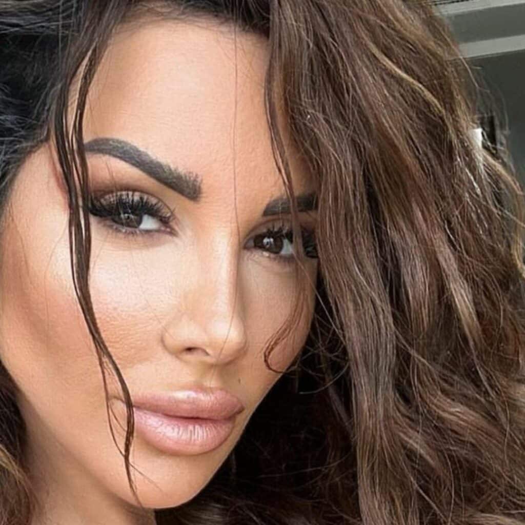 Laura Lempika : elle se livre sur l'opération de chirurgie esthétique orchestrée après sa grossesse qu’elle regrette