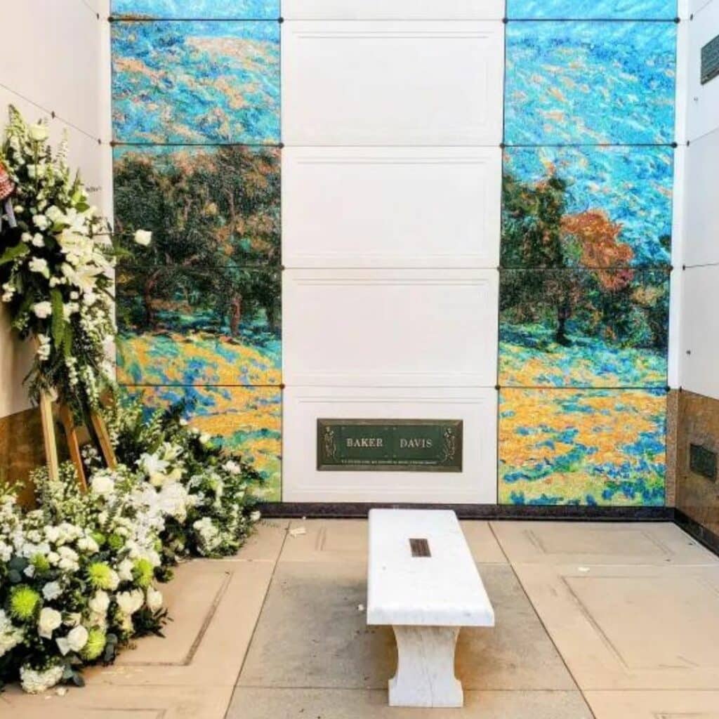 Tombe de Matthew Perry : une grosse composition florale disparaît, la famille obligée d'agir