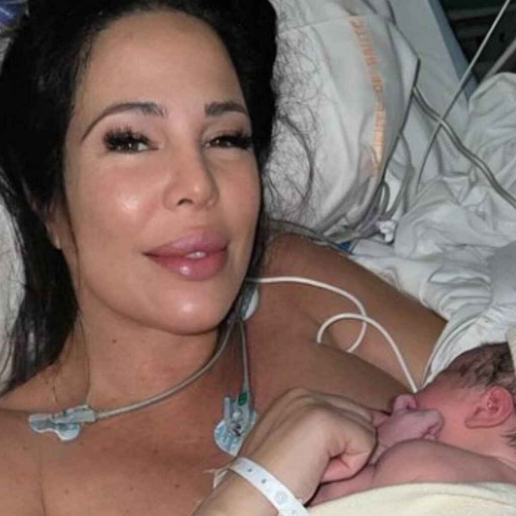 Kim Glow maman : tout juste rentrée de la maternité, elle montre son ventre post-partum