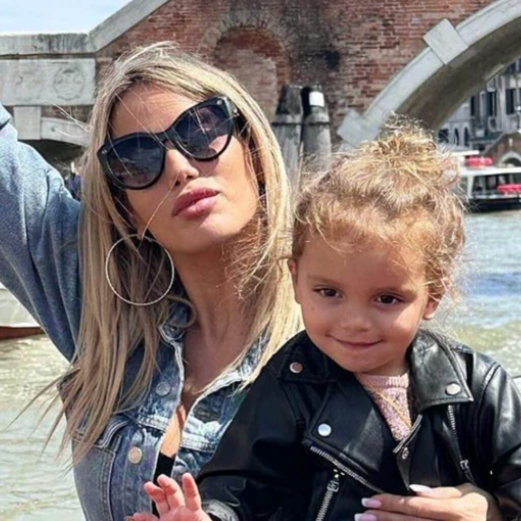 Manon Tanti : accusée de trop retoucher une photo de sa fille Angelina, les internautes lui tombent dessus