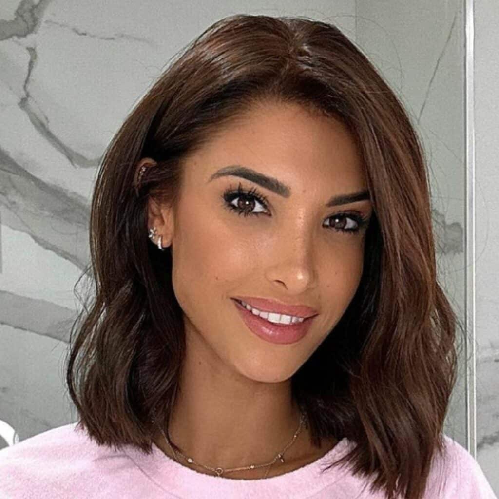 Mélanie Dedigama : approchée par un couple pour une proposition coquine, elle leur répond