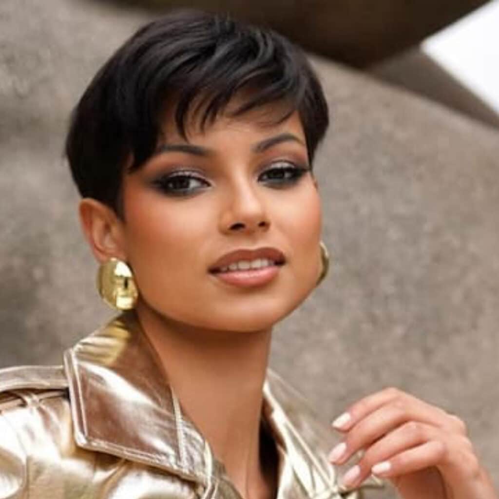 Ève Gilles (Miss France 2024) : la reine de beauté révèle ne pas être à l’origine de sa coupe courte