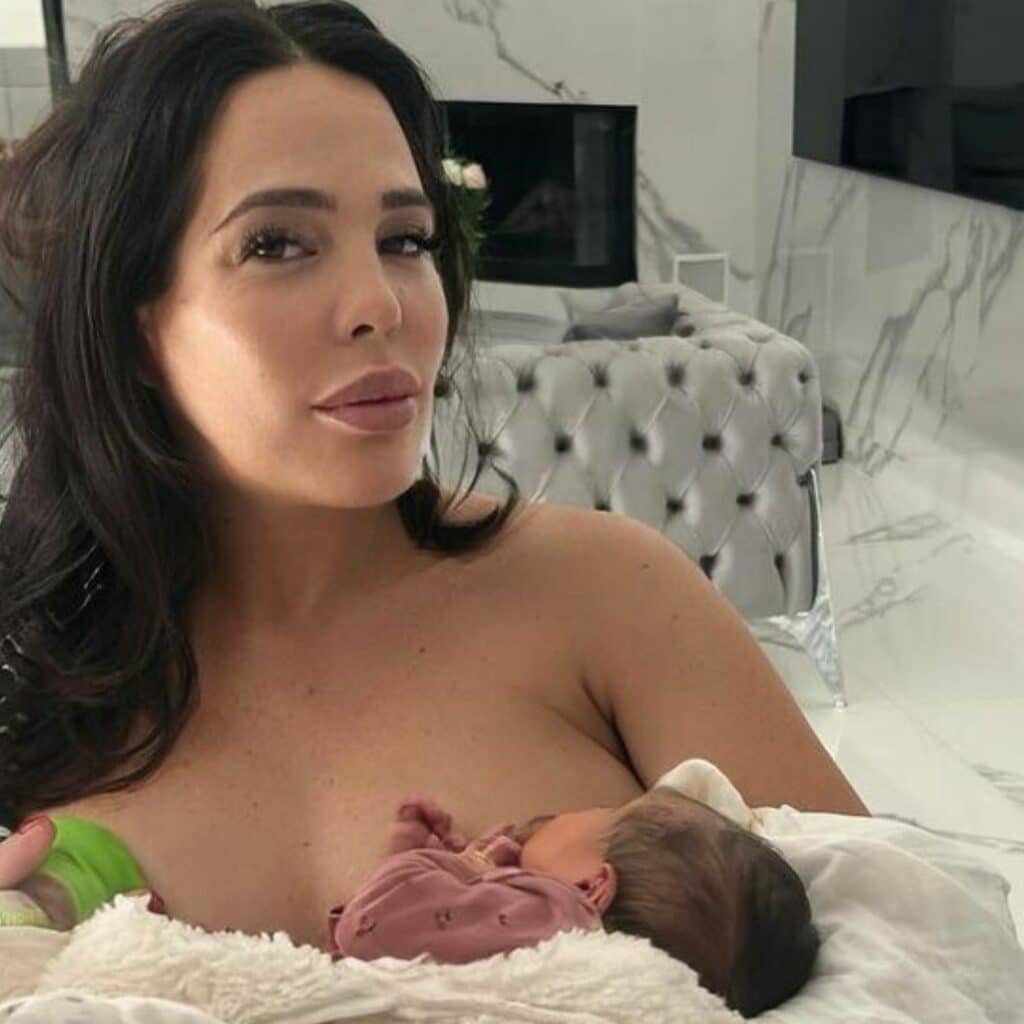 Kim Glow : critiquée sur l’éducation qu’elle donne à sa fille, elle s’emporte contre les "mamans parfaites"