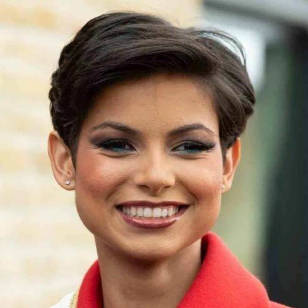 "Vous êtes magnifique" : Ève Gilles (Miss France 2024) fait sensation pour Noël