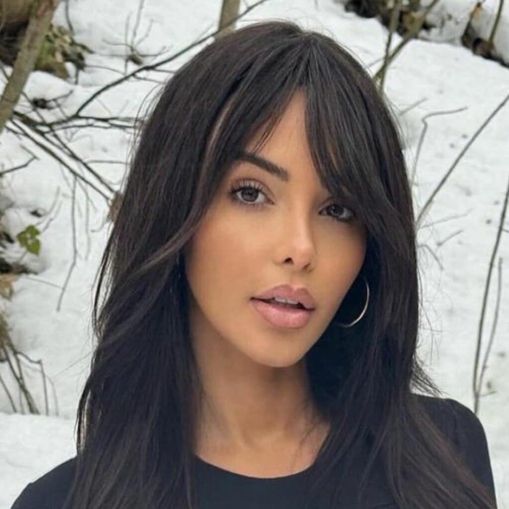 "Pour un Noël c'est triste" : Nabilla Vergara pose en famille pour Noël, les internautes perplexes