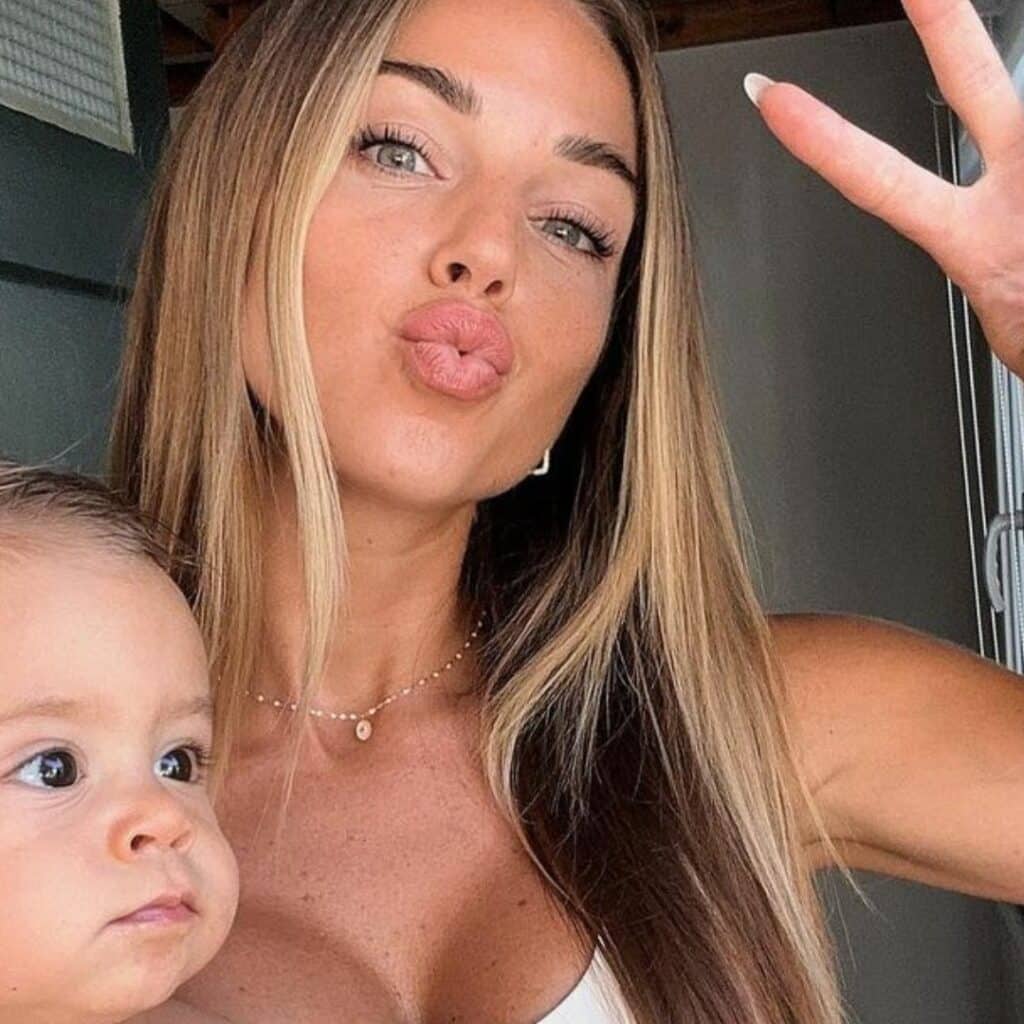 Maddy Burciaga : la tenue de son fils pour la fête nationale des Émirats Arabes Unis ne passe pas