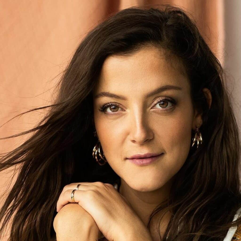 "Abîmée" : la chanteuse Camille Lellouche se confie sur ses abus avec l’alcool