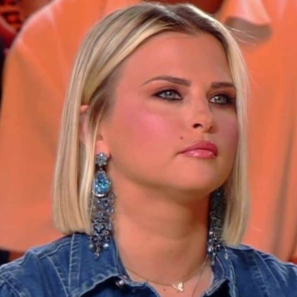 Kelly Vedovelli : "la potiche" dans TPMP ? La chroniqueuse répond à Complément d’enquête