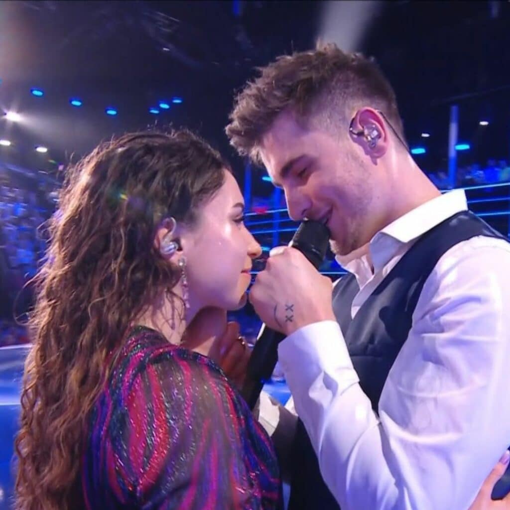 Star Academy : Julien retrouve sa petite amie Amélie en plein prime, la séquence interpelle