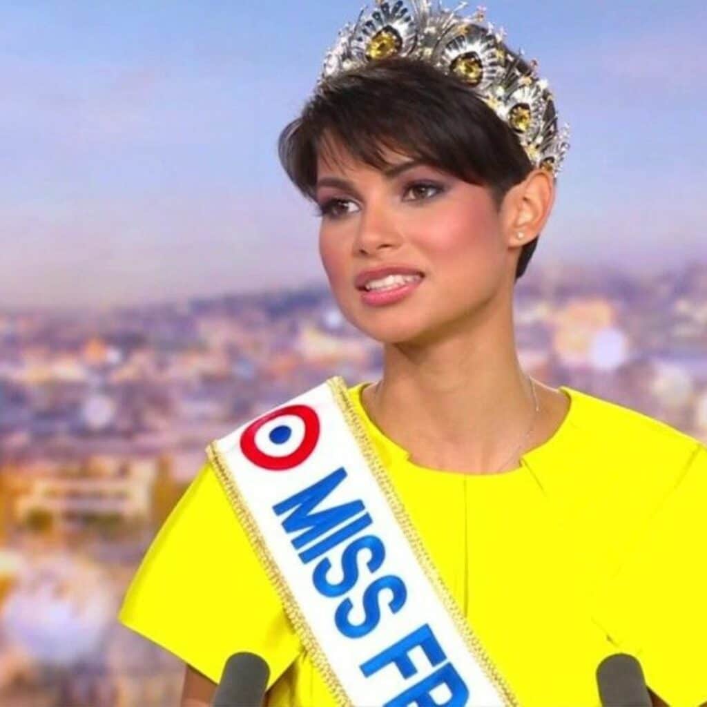 "Pas qu'une coupe de cheveux": Ève Gilles élue Miss France 2024, elle répond aux critiques