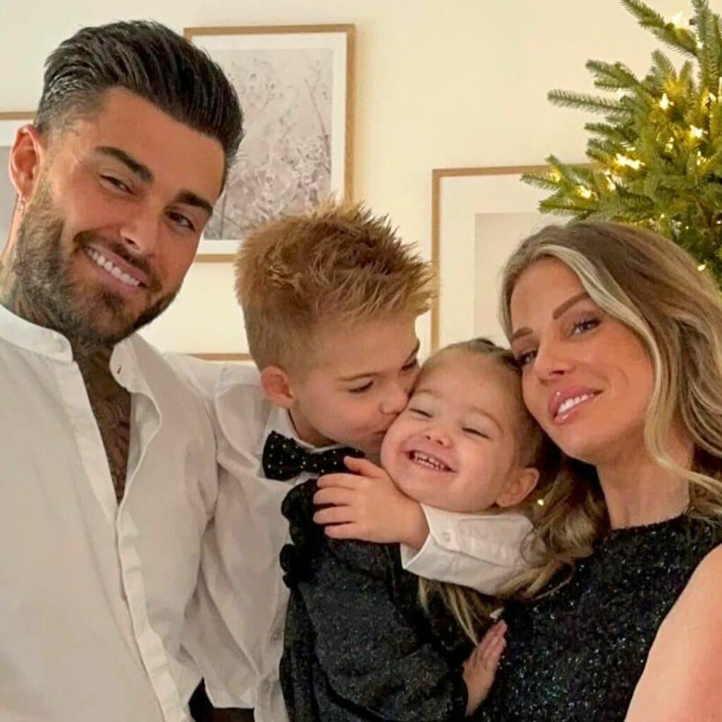 "Il ressemble à l’ex de sa femme" : Jessica et Thibault fêtent Noël, la ressemblance avec Julien Tanti interpelle