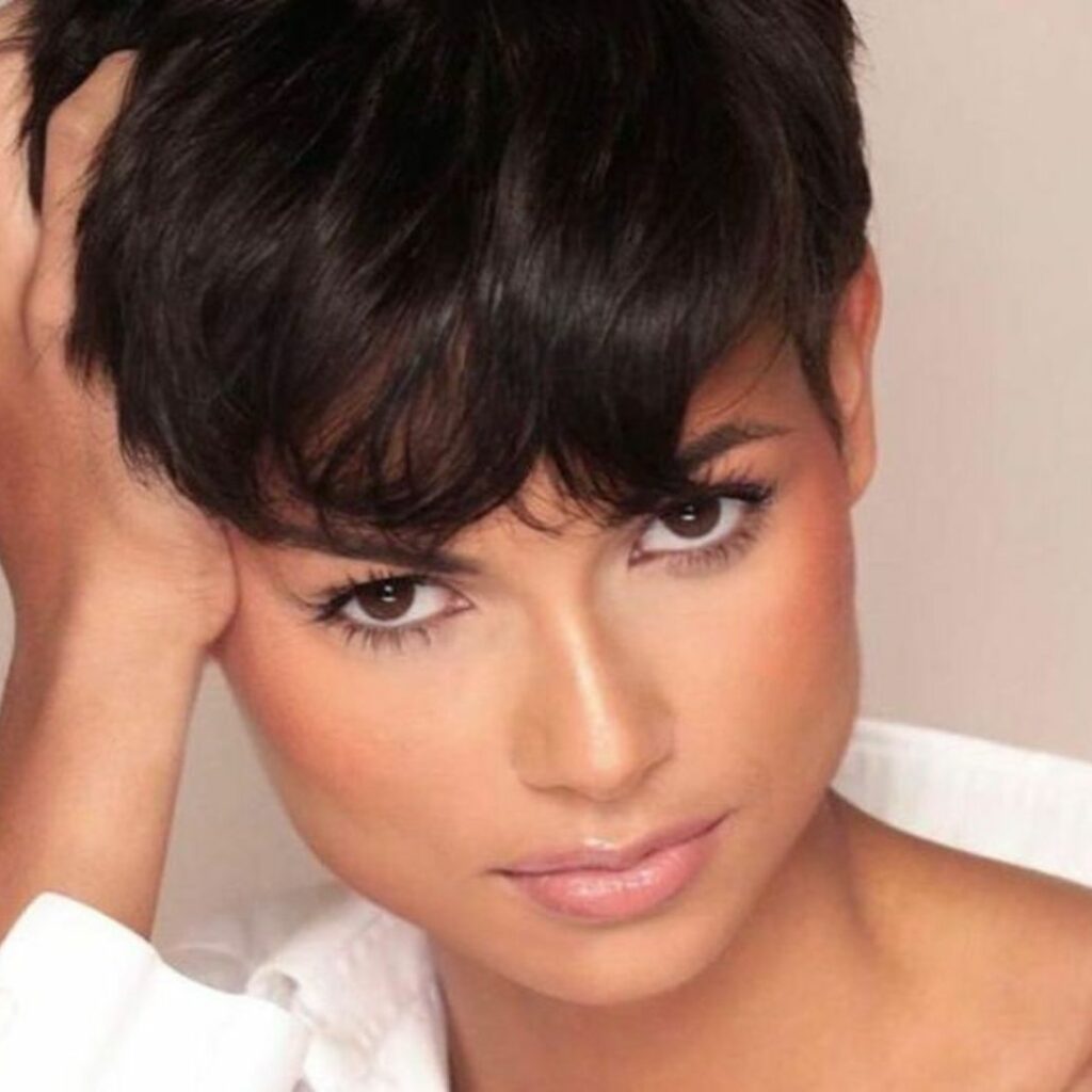 Ève Gilles : le métier qu’elle exerçait avant de devenir Miss France interpelle les internautes