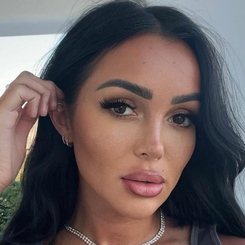 Fidji Ruiz : enceinte de son premier enfant, elle montre son baby bump