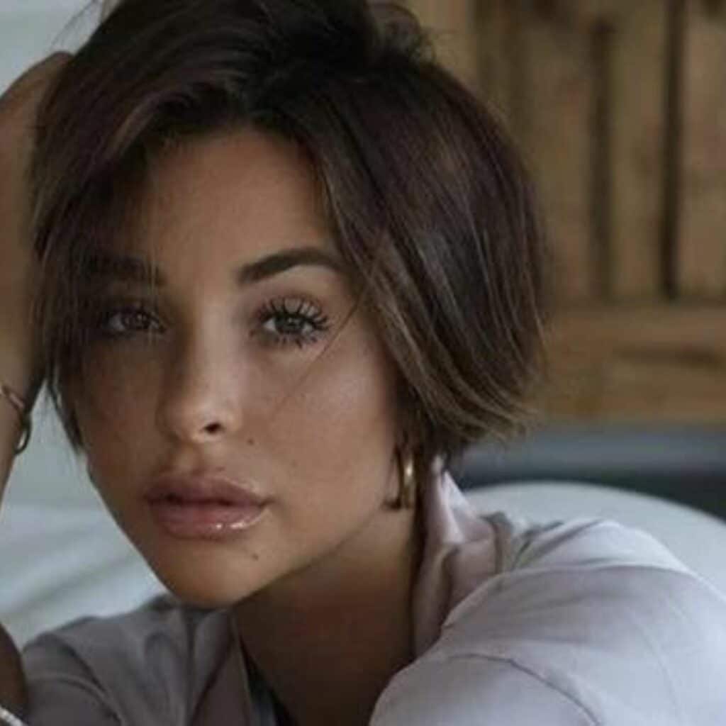 Rym Renom : elle se filme trop "dénudée" et s'attire les foudres des internautes