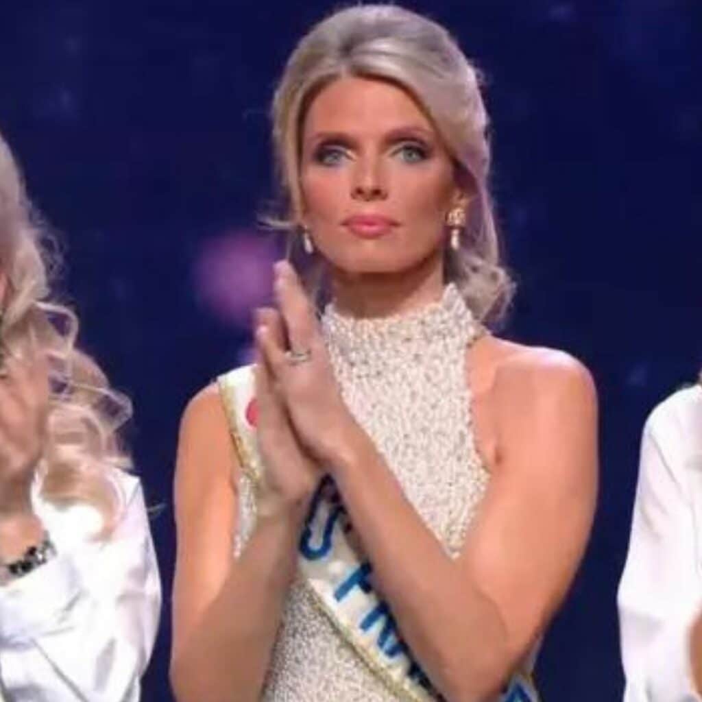 Miss France 2024 : l'attitude de Sylvie Tellier pendant l'hommage à Geneviève de Fontenay critiquée par les internautes