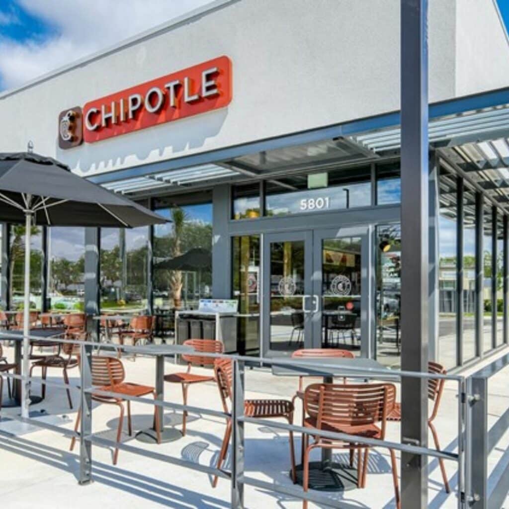 Coupable d’agression dans un fast-food, la justice l’oblige à y travailler