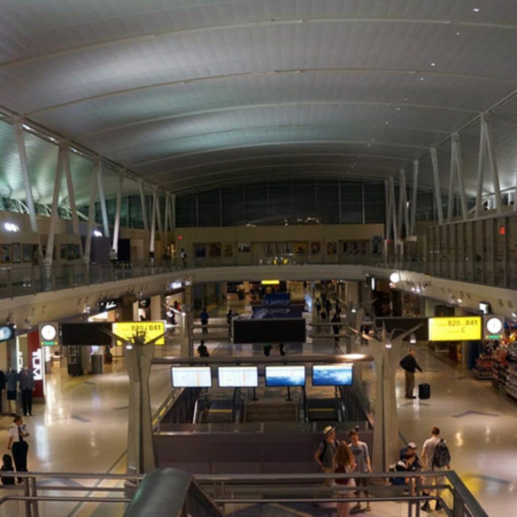 Un homme réussit à embarquer sans passeport ni billet d’avion et atterrit aux États Unis