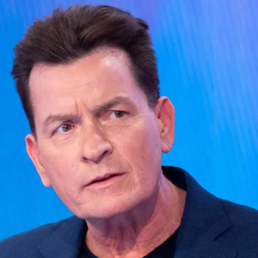 "Étranglé" : l’acteur Charlie Sheen agressé par une voisine à son domicile de Malibu