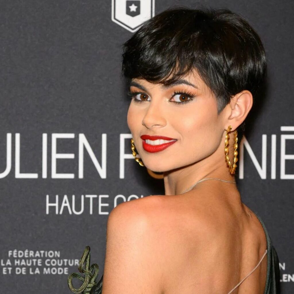 Ève Gilles (Miss France 2024) : décolleté plongeant à la Fashion Week, elle fait de l'ombre à Miss Agricole
