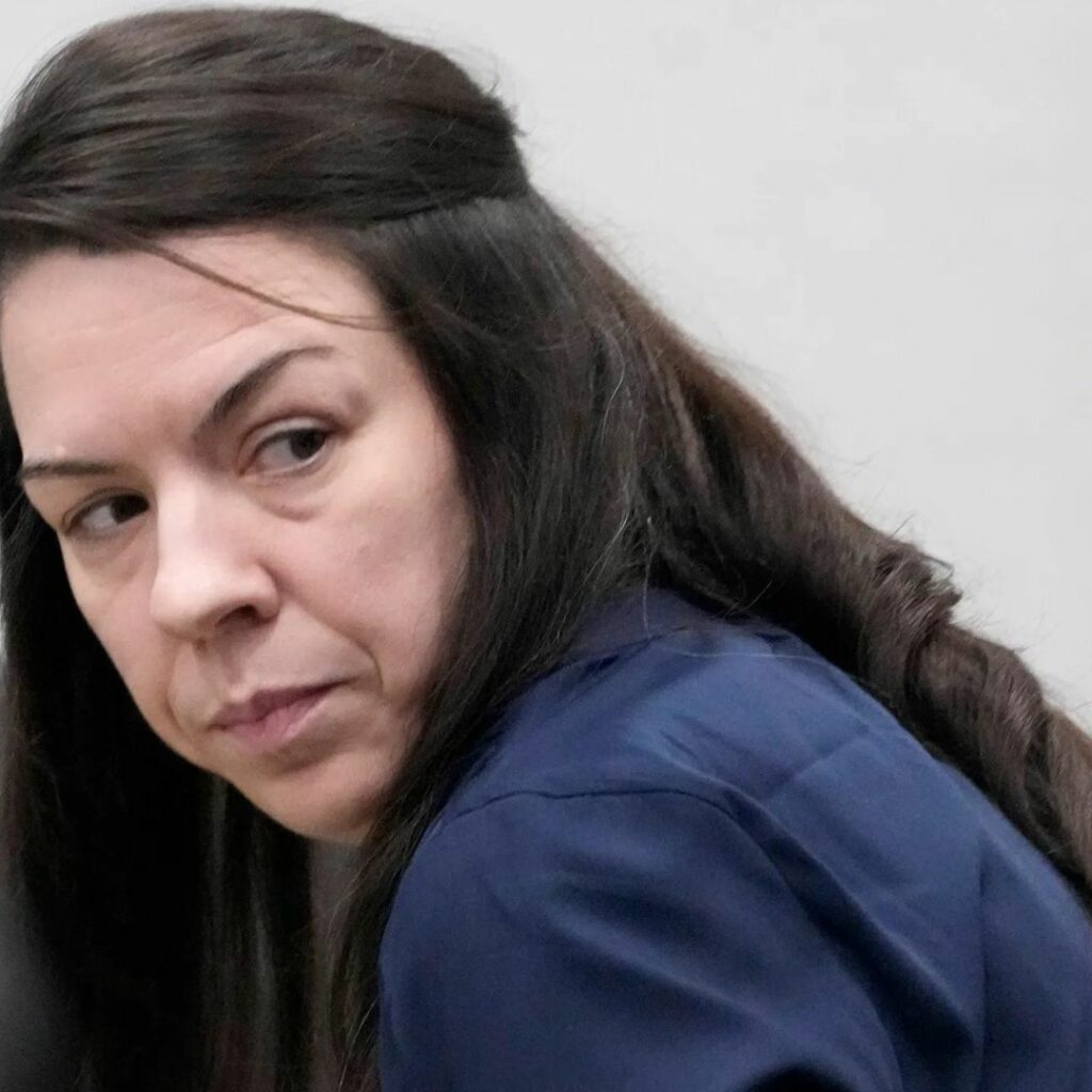 Elle empoisonne son amie à mort avec des gouttes dans les yeux