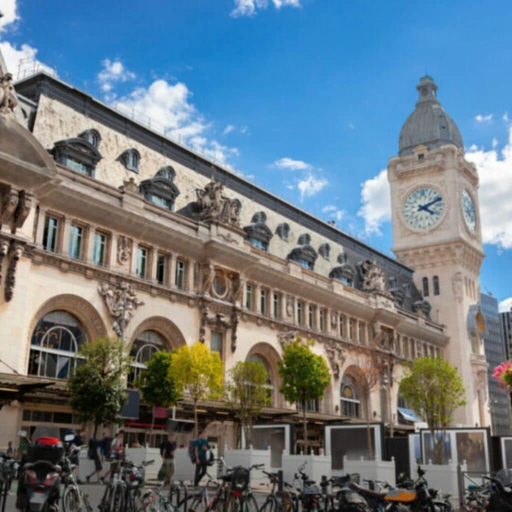 Paris Gare de Lyon : un homme nu envoie ses excréments sur les passants